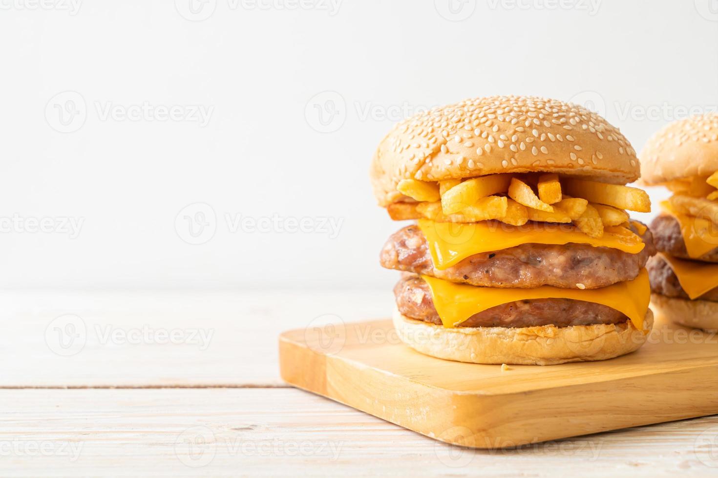 hamburger di maiale o hamburger di maiale con formaggio e patatine fritte foto