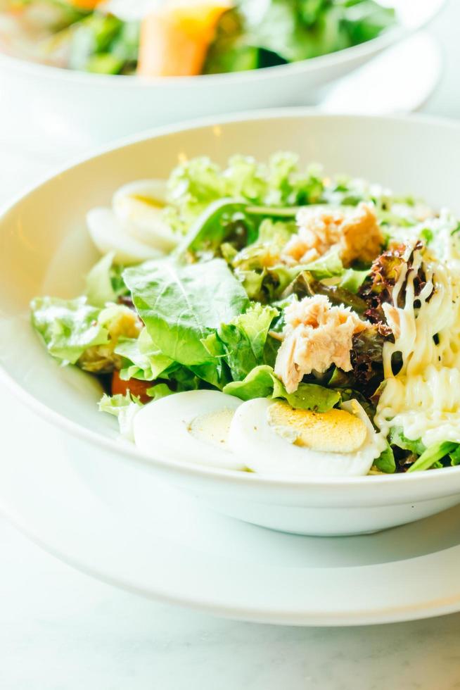 insalata di tonno fresco in una ciotola bianca foto