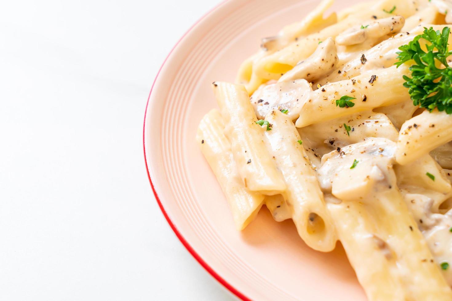 penne pasta alla carbonara salsa di crema di funghi - Italian food style foto