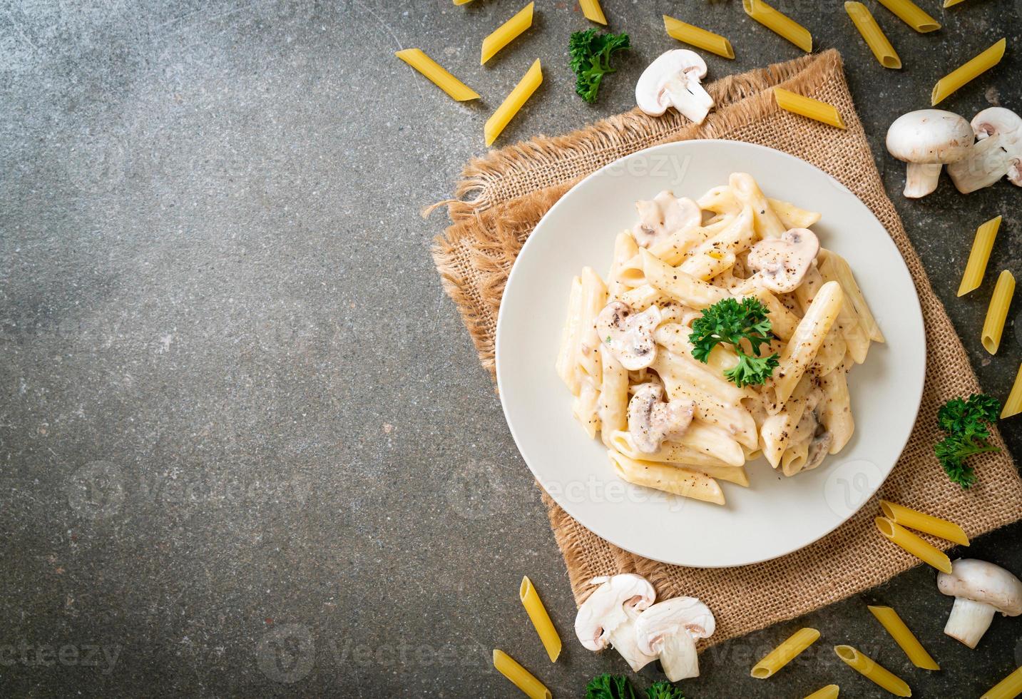 penne pasta alla carbonara salsa di crema di funghi - Italian food style foto