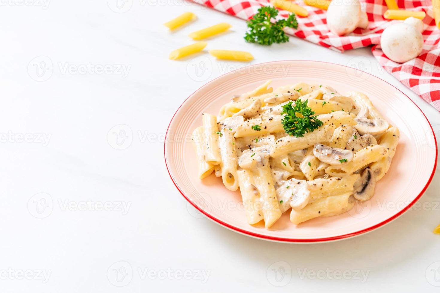 penne pasta alla carbonara salsa di crema di funghi - Italian food style foto