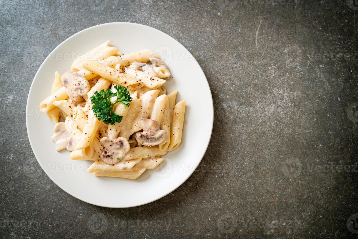 penne pasta alla carbonara salsa di crema di funghi - Italian food style foto