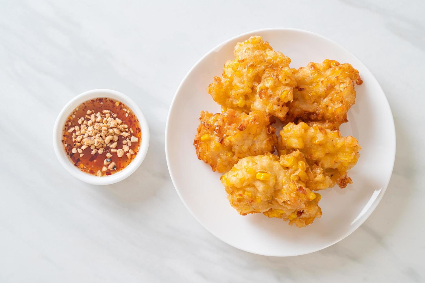 mais fritto con salsa - stile vegano e vegetariano foto