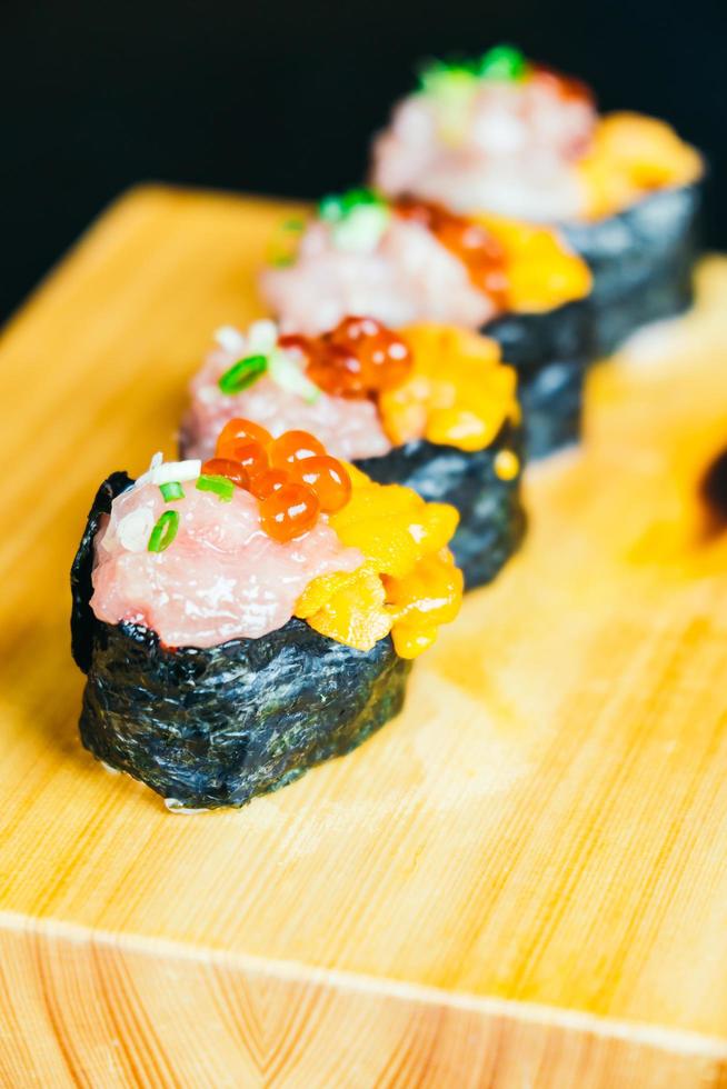 uni sushi con tonno otoro e uovo di salmone in cima foto