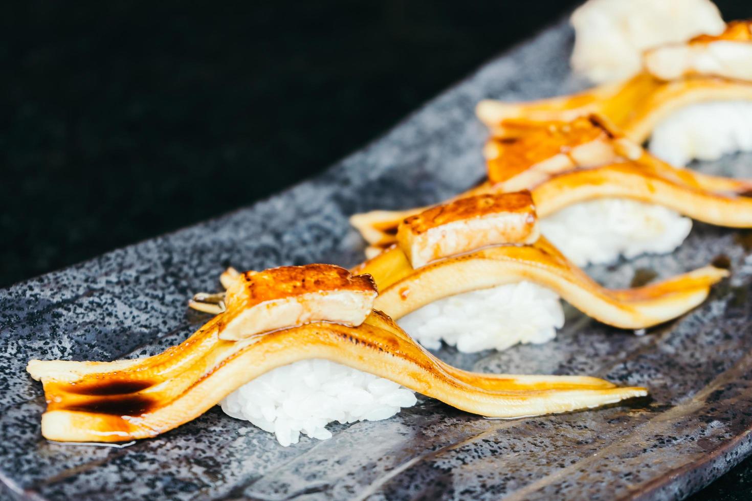 anguilla alla griglia sushi di pesce con foie gras in cima foto