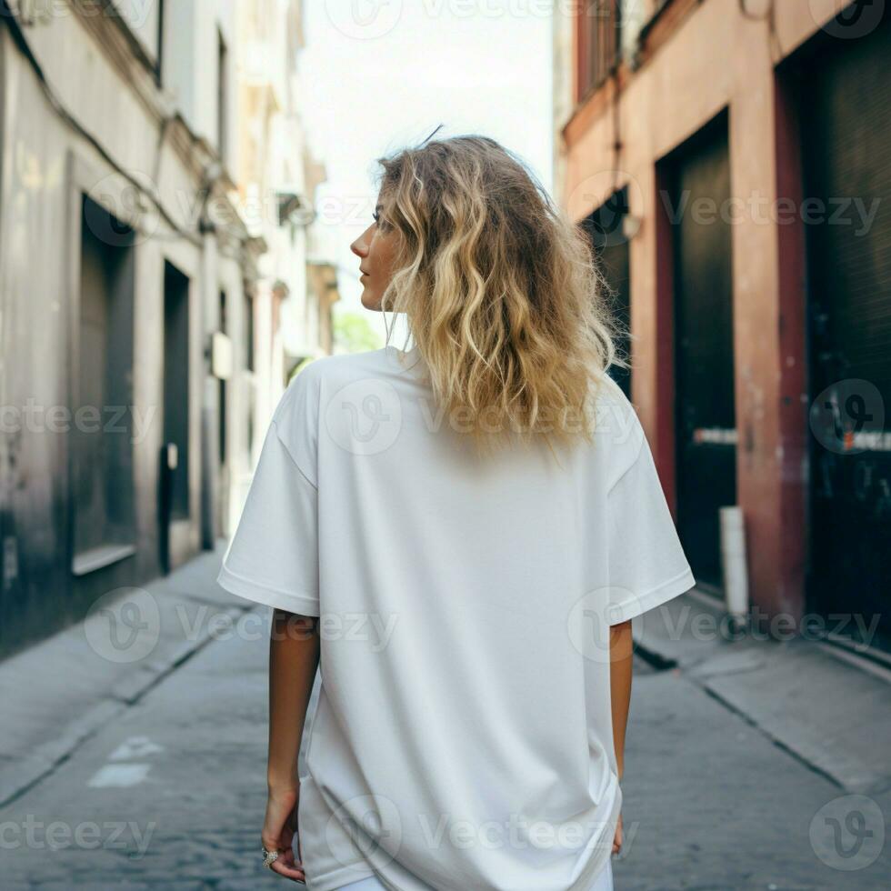 ai generato ragazza modello indossare vuoto bianca oversize t - camicia. la strada. indietro Visualizza. moderno stile foto