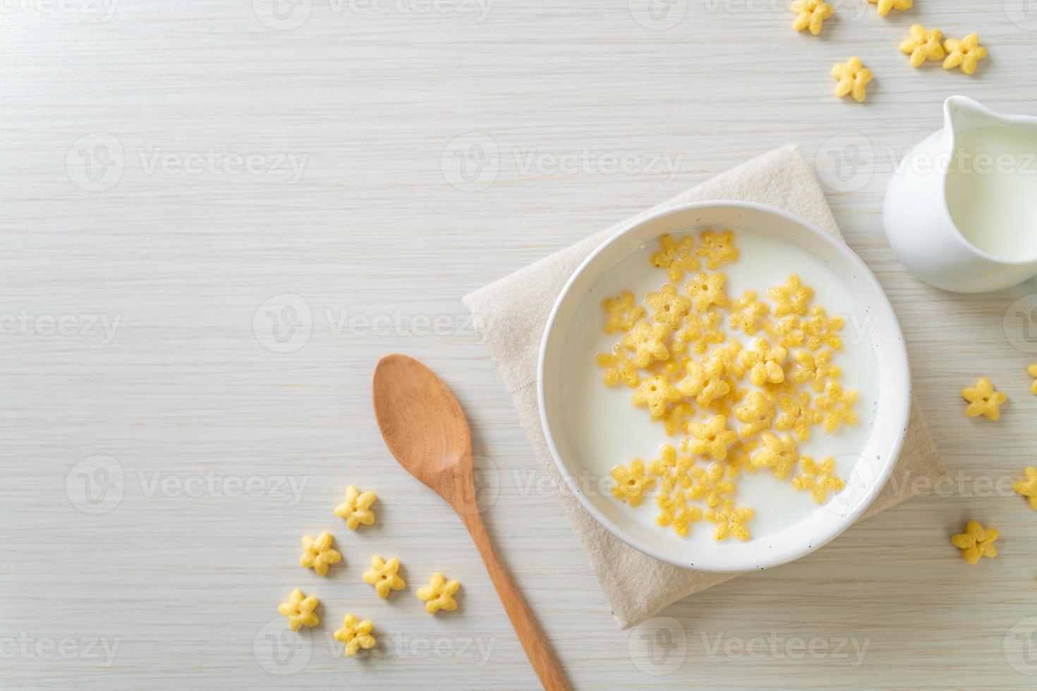 cereali integrali con latte fresco a colazione foto