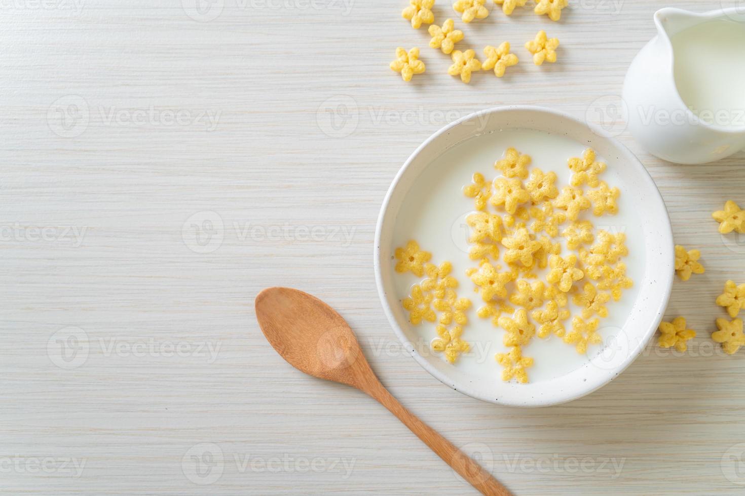 cereali integrali con latte fresco a colazione foto
