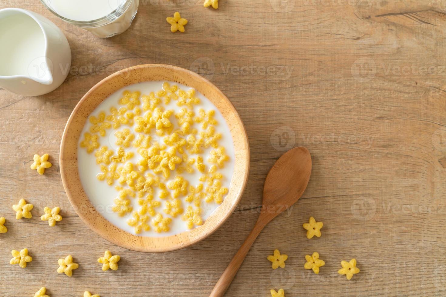 cereali integrali con latte fresco a colazione foto