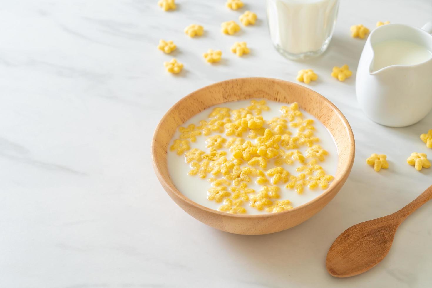 cereali integrali con latte fresco a colazione foto