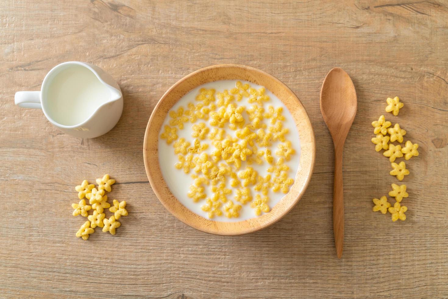 cereali integrali con latte fresco a colazione foto