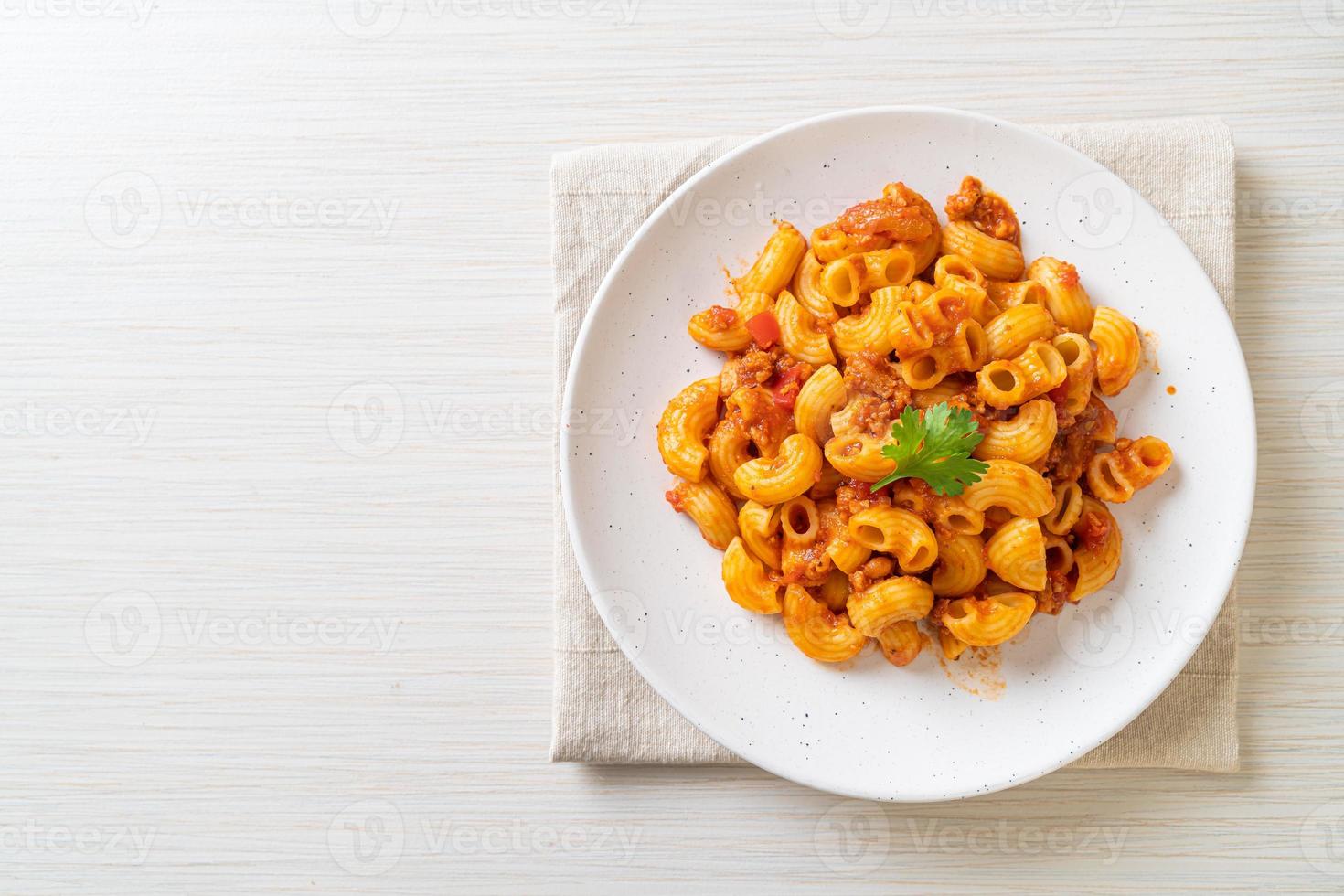 maccheroni con salsa di pomodoro e carne di maiale tritata, american chop suey, american goulash foto