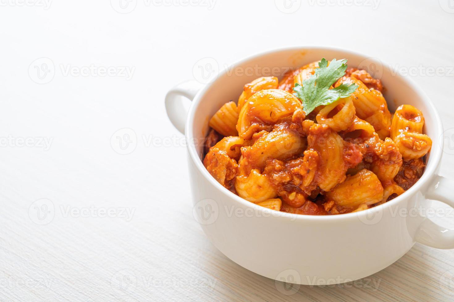 maccheroni con salsa di pomodoro e carne di maiale tritata, american chop suey, american goulash foto