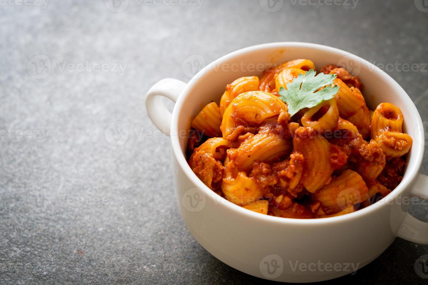 maccheroni con salsa di pomodoro e carne di maiale tritata, american chop suey, american goulash foto