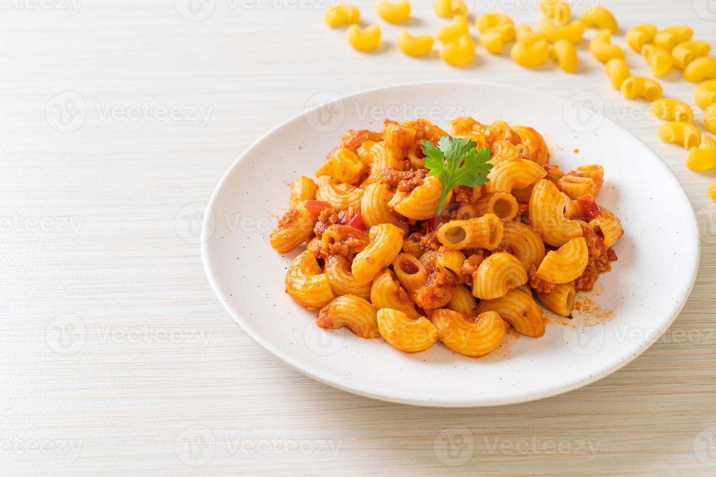 maccheroni con salsa di pomodoro e carne di maiale tritata, american chop suey, american goulash foto