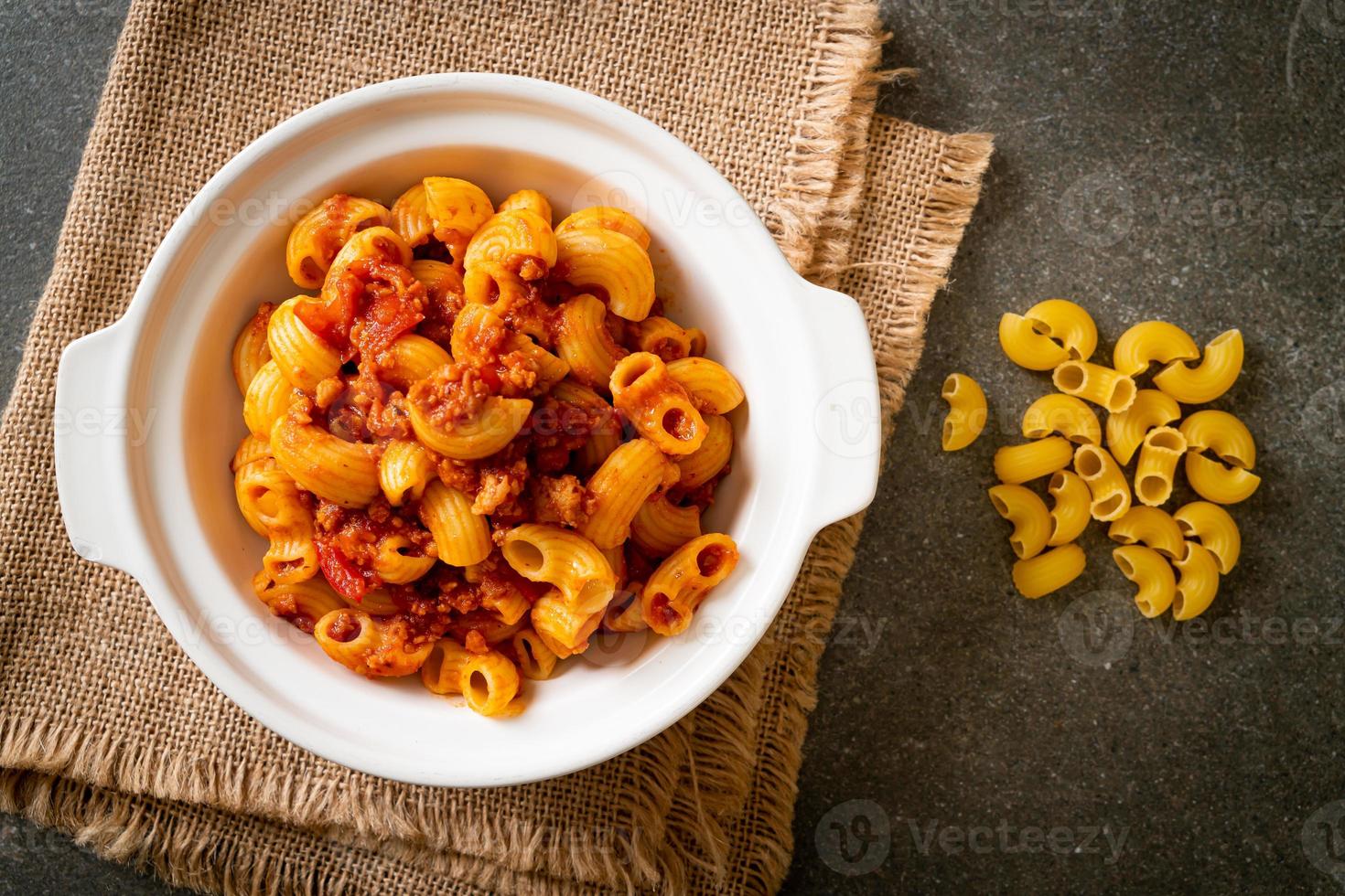 maccheroni con salsa di pomodoro e carne di maiale tritata, american chop suey, american goulash foto