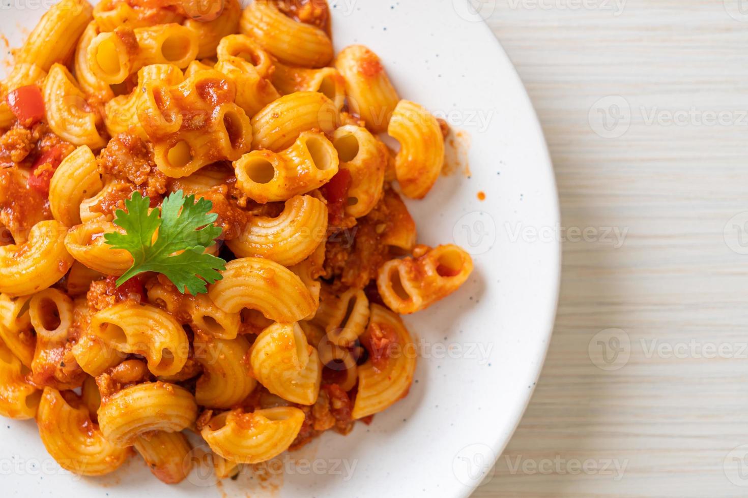 maccheroni con salsa di pomodoro e carne di maiale tritata, american chop suey, american goulash foto