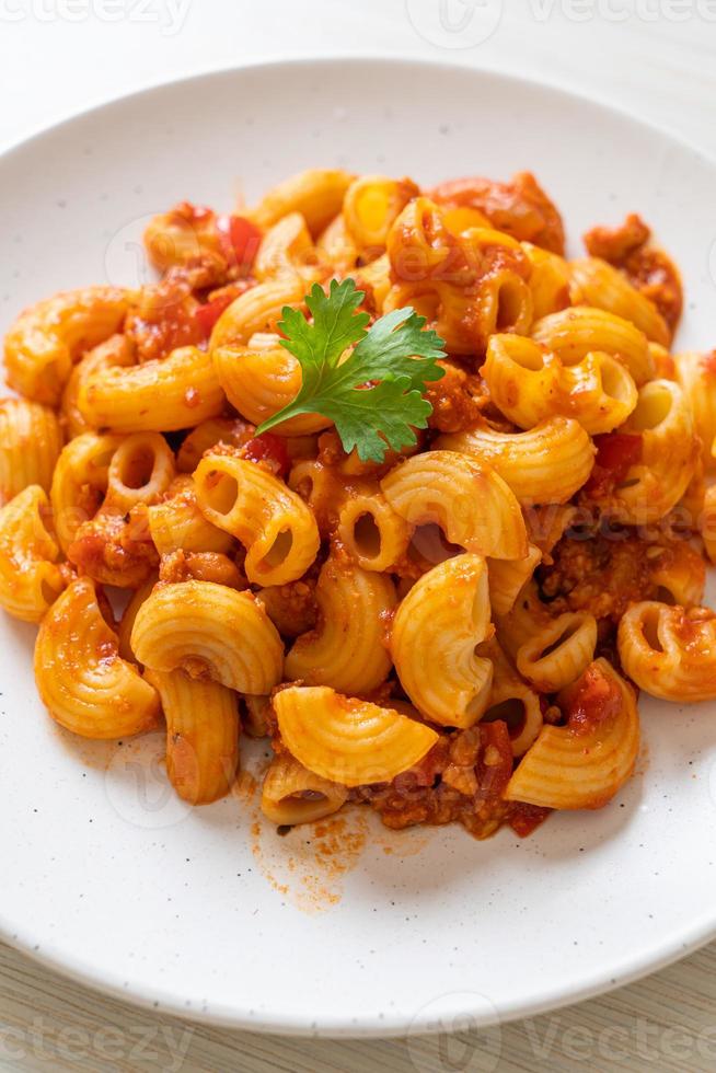 maccheroni con salsa di pomodoro e carne di maiale tritata, american chop suey, american goulash foto