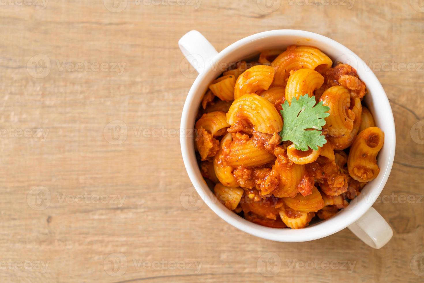 maccheroni con salsa di pomodoro e carne di maiale tritata, american chop suey, american goulash foto