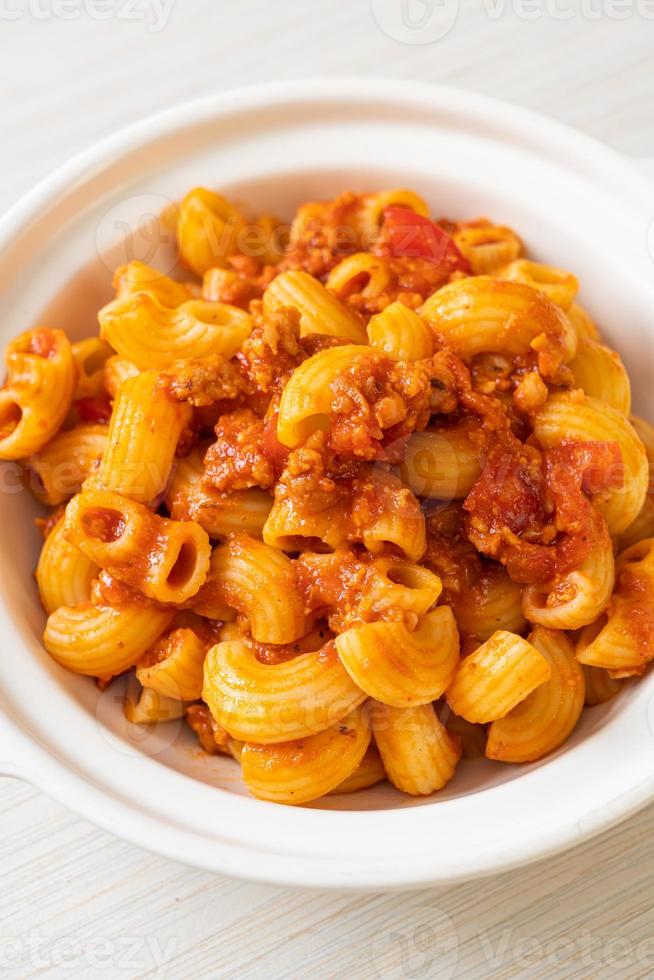 maccheroni con salsa di pomodoro e carne di maiale tritata, american chop suey, american goulash foto