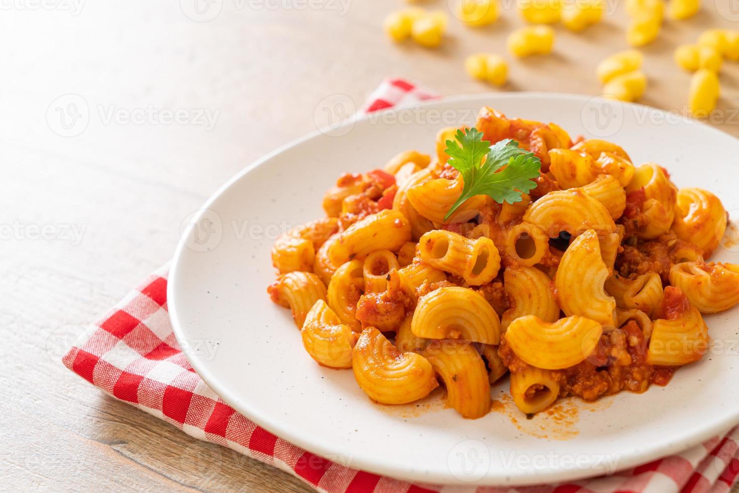 maccheroni con salsa di pomodoro e carne di maiale tritata, american chop suey, american goulash foto