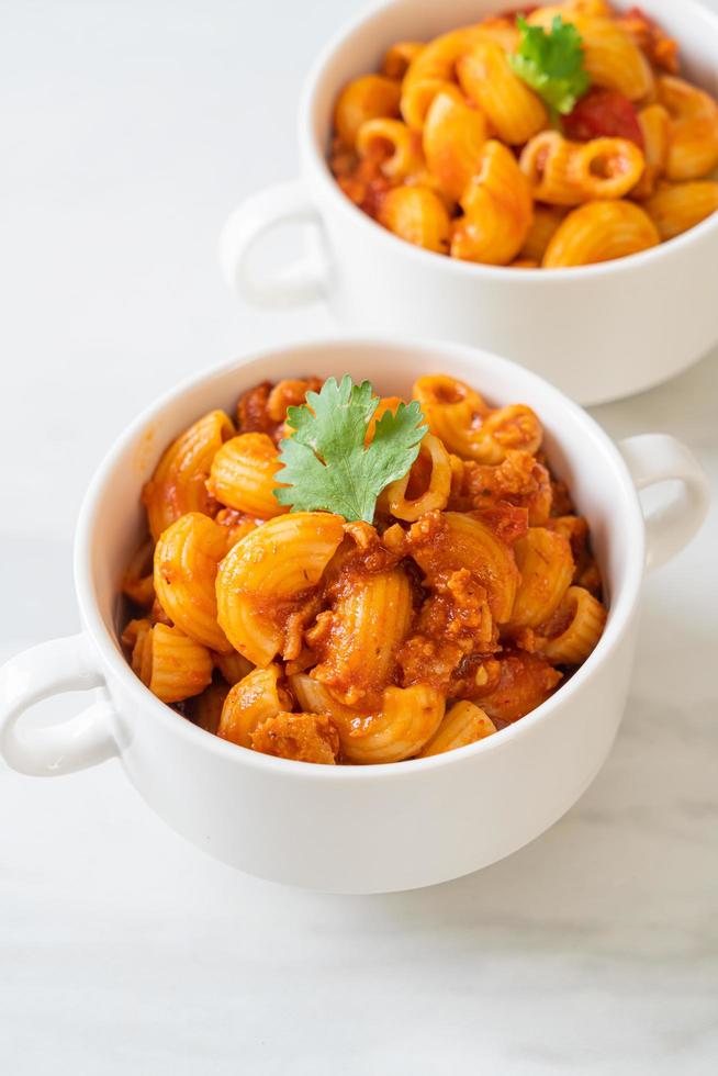 maccheroni con salsa di pomodoro e carne di maiale tritata, american chop suey, american goulash foto