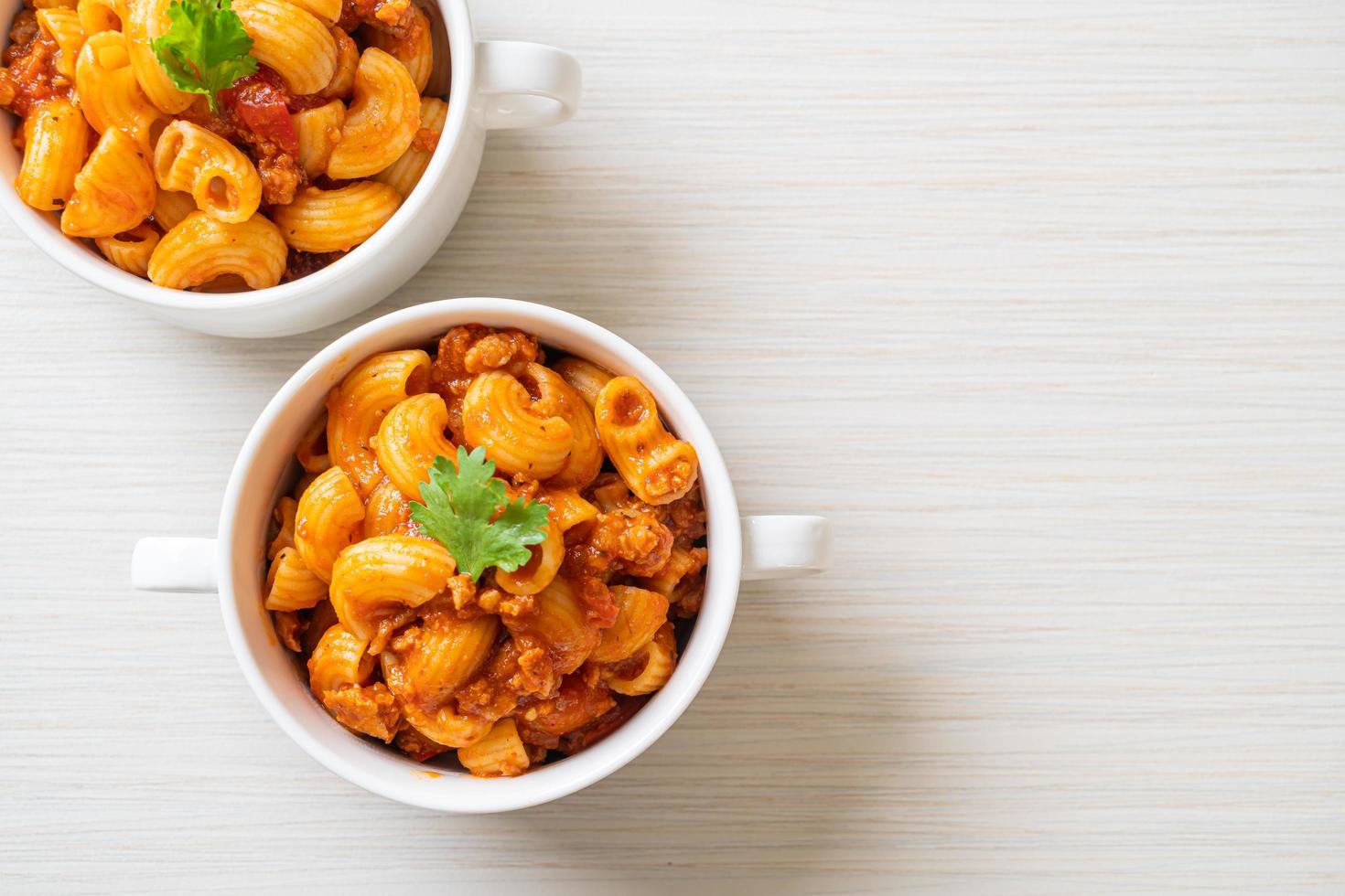 maccheroni con salsa di pomodoro e carne di maiale tritata, american chop suey, american goulash foto