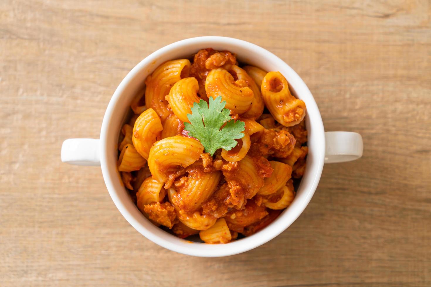 maccheroni con salsa di pomodoro e carne di maiale tritata, american chop suey, american goulash foto