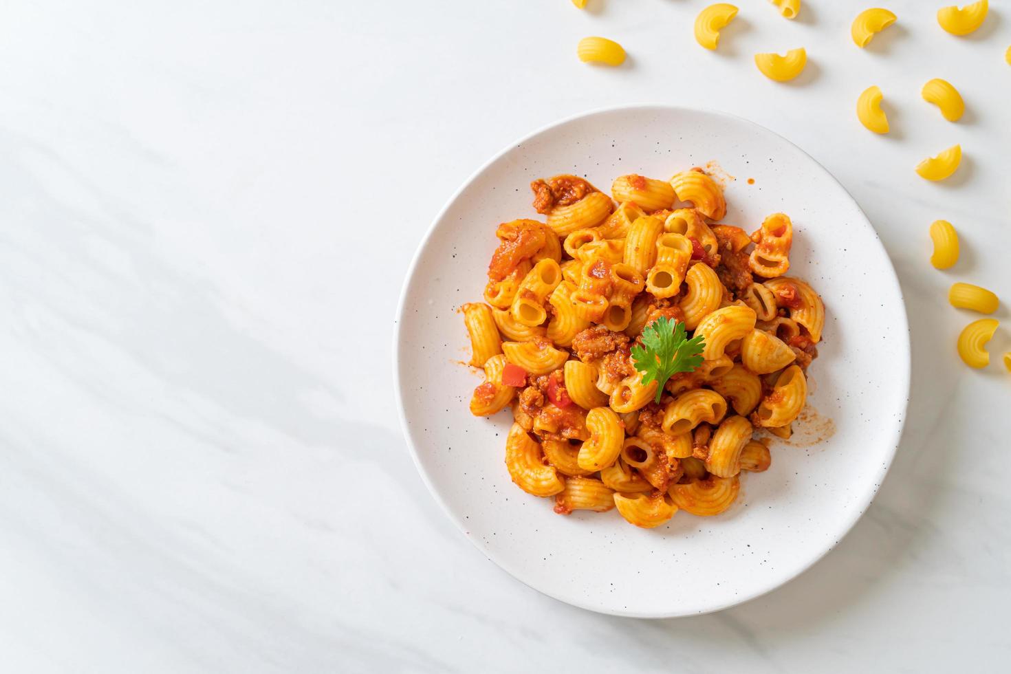 maccheroni con salsa di pomodoro e carne di maiale tritata, american chop suey, american goulash foto