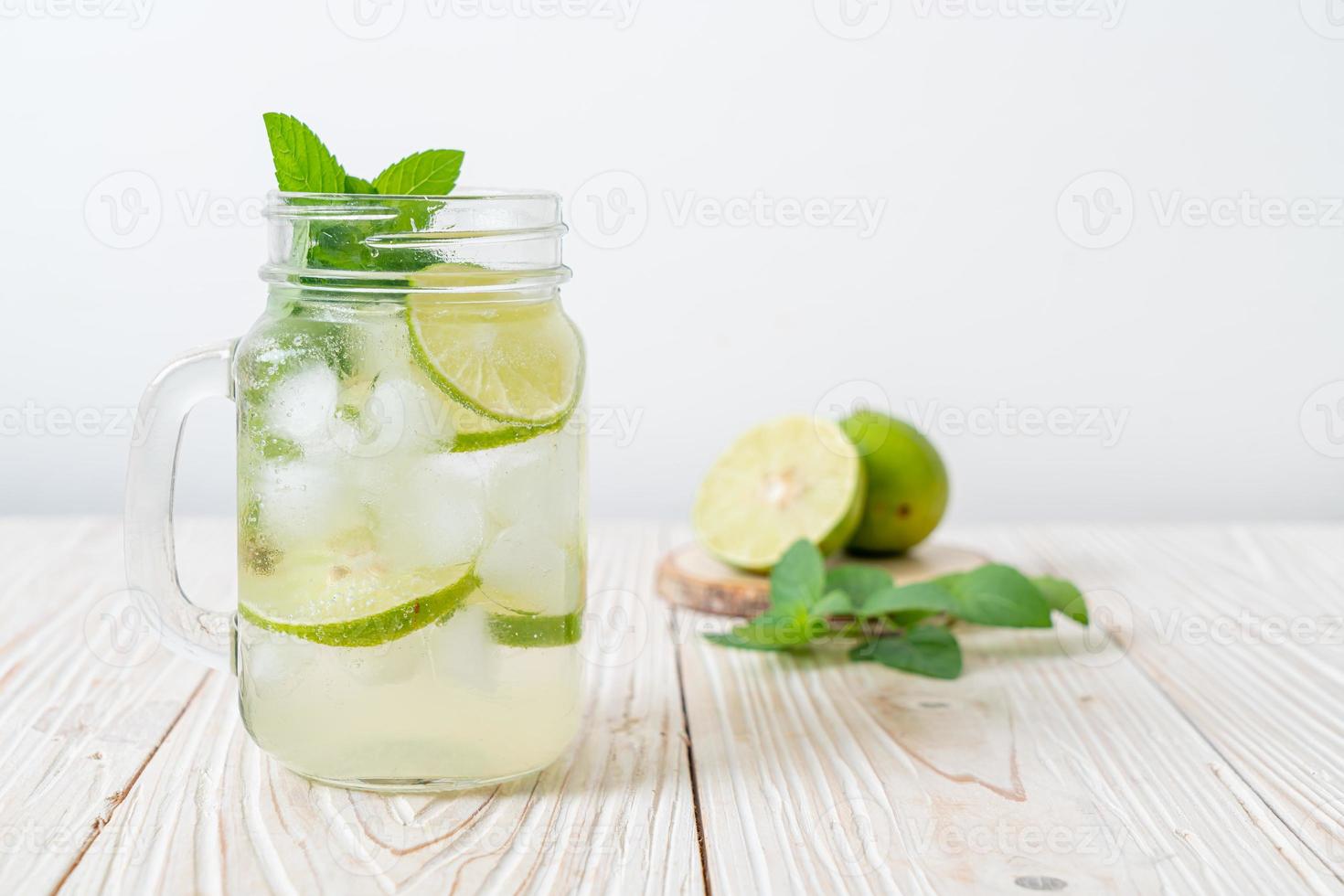 soda ghiacciata al lime con menta - bevanda rinfrescante foto