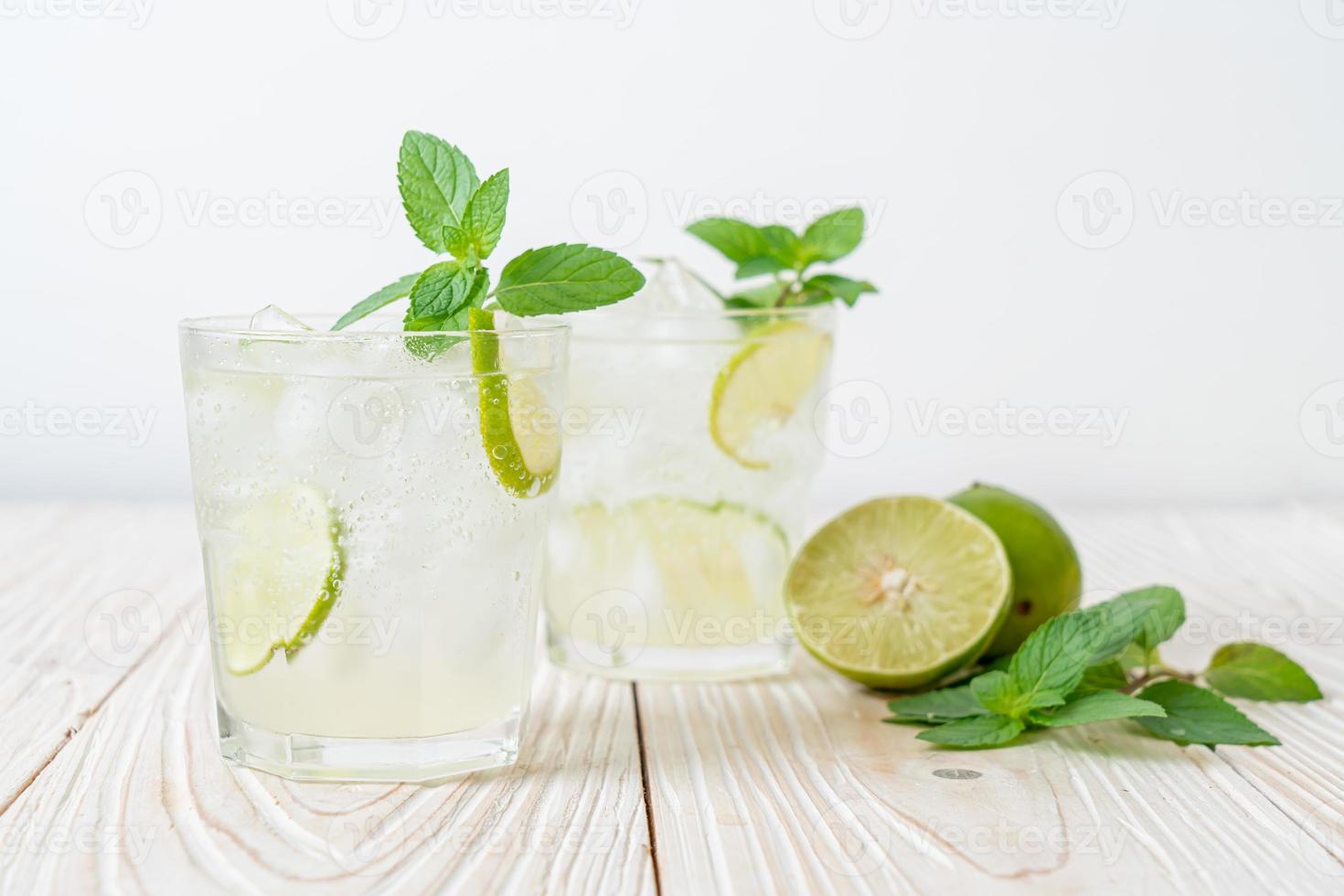 soda ghiacciata al lime con menta - bevanda rinfrescante foto