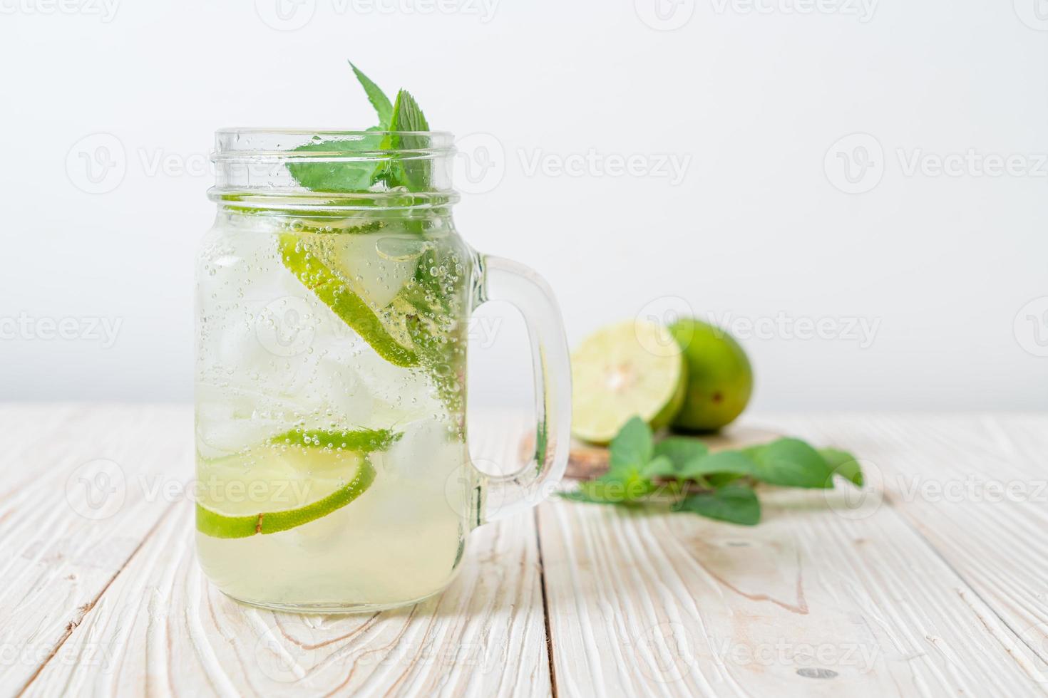 soda ghiacciata al lime con menta - bevanda rinfrescante foto