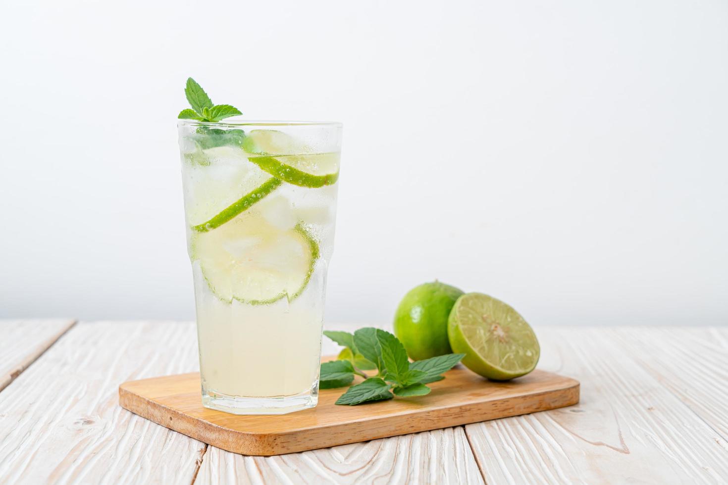 soda ghiacciata al lime con menta - bevanda rinfrescante foto