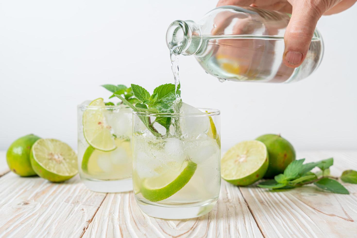 soda ghiacciata al lime con menta - bevanda rinfrescante foto