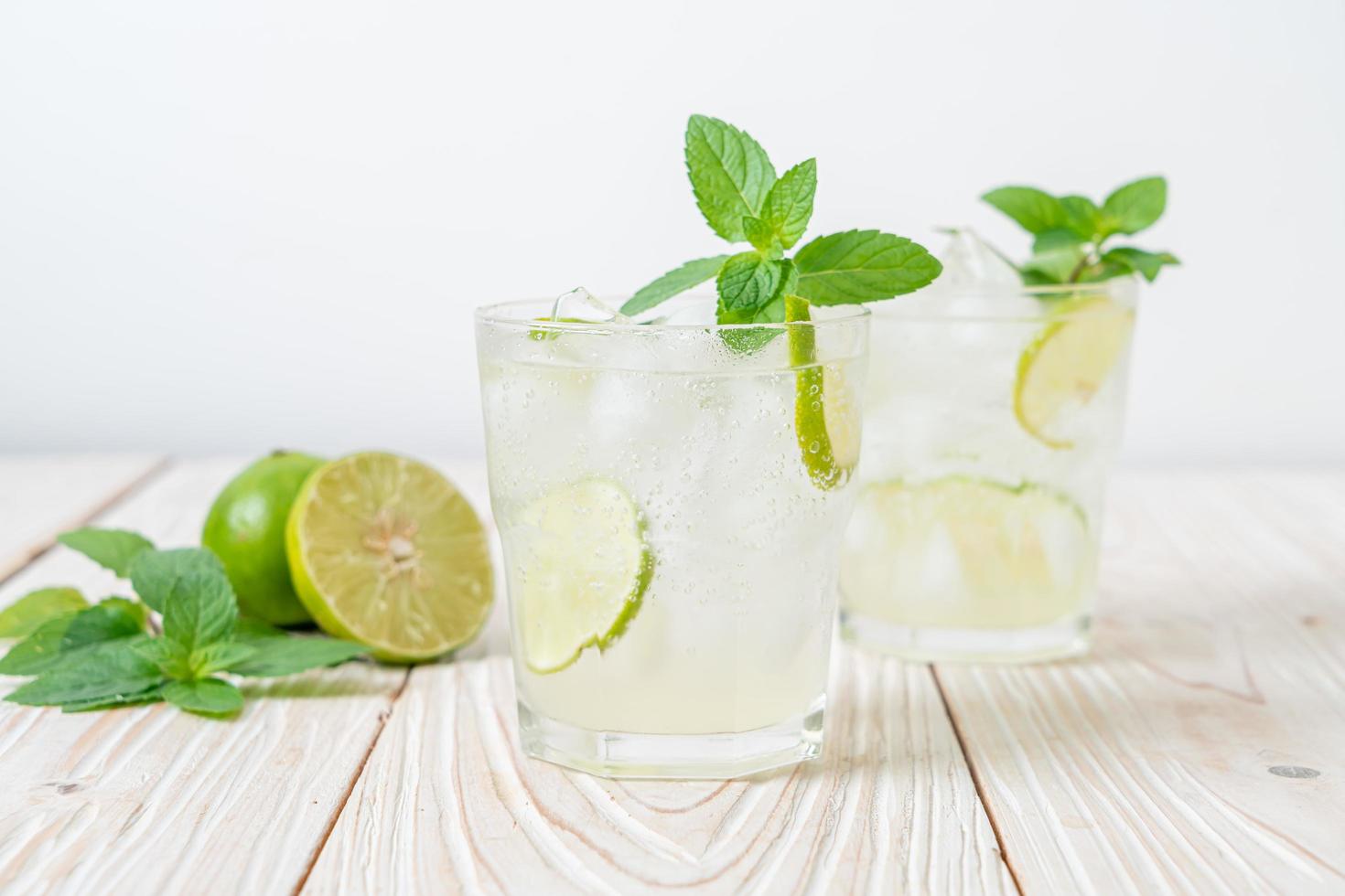 soda ghiacciata al lime con menta - bevanda rinfrescante foto