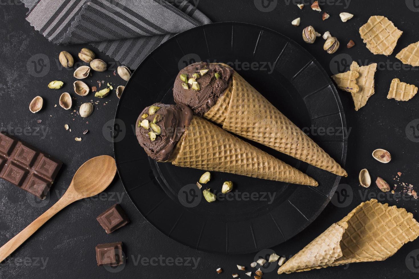 vista dall'alto set coni gelato con cioccolato. bellissimo concetto di foto di alta qualità