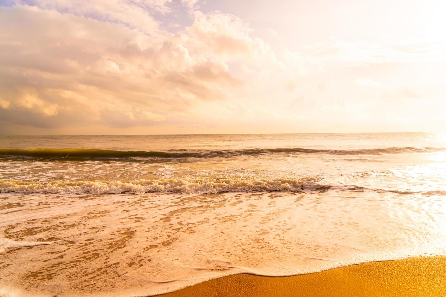 bellissima e deserta spiaggia mare all'alba o al tramonto foto