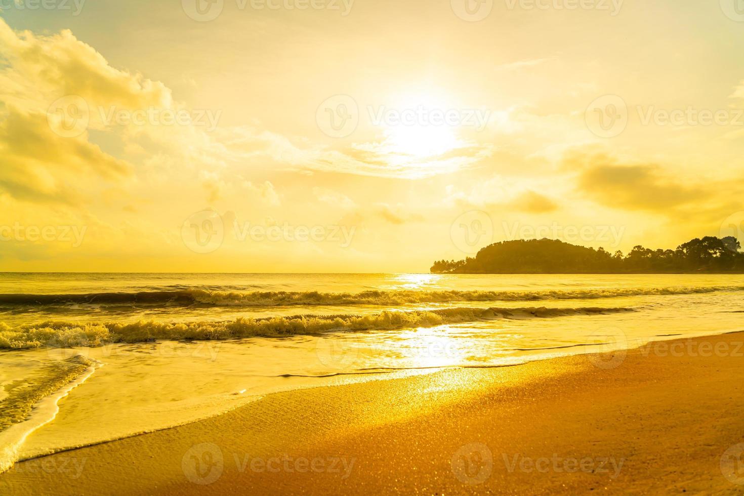 bellissima e deserta spiaggia mare all'alba o al tramonto foto