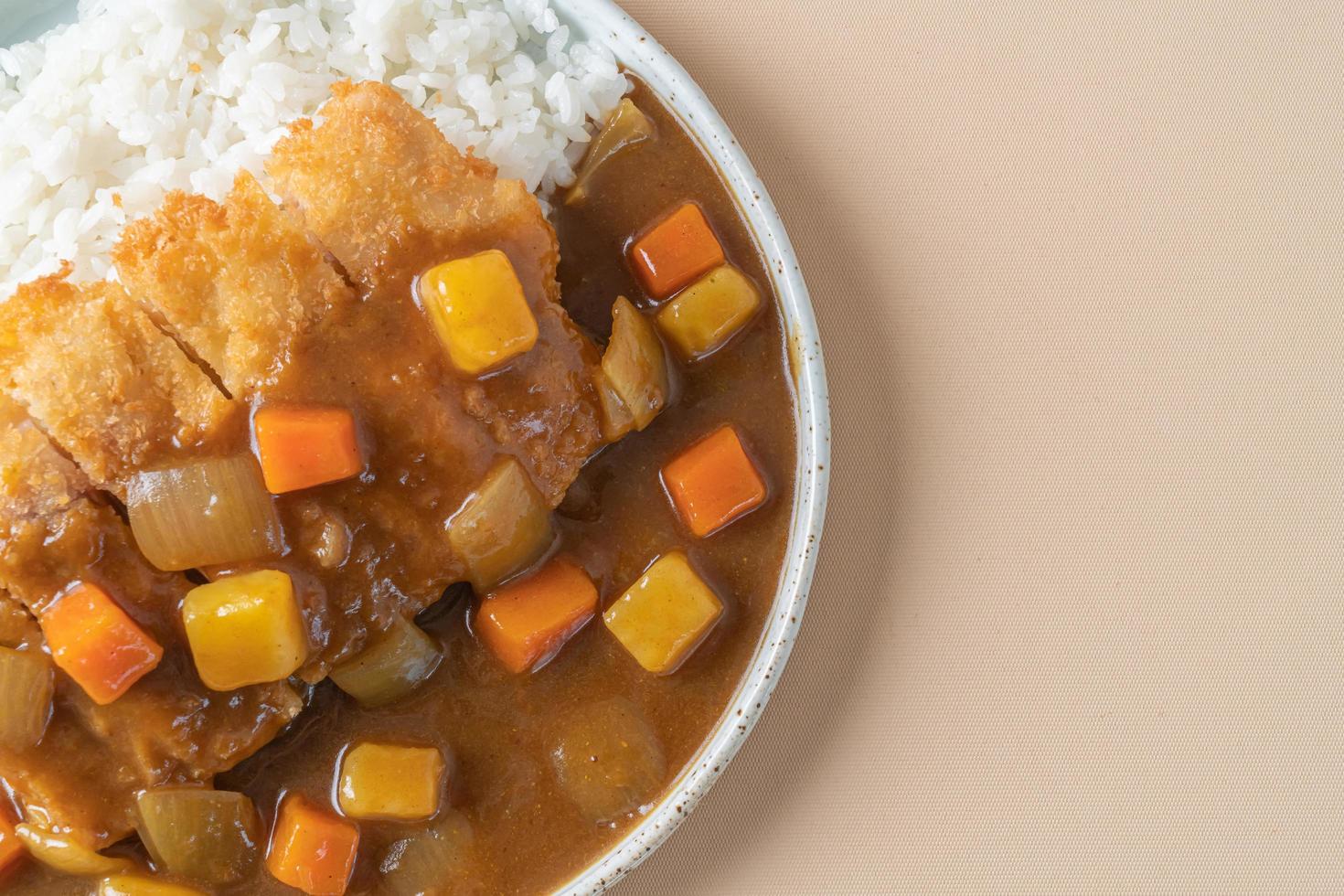 cotoletta di pollo fritto al curry con riso - stile giapponese foto