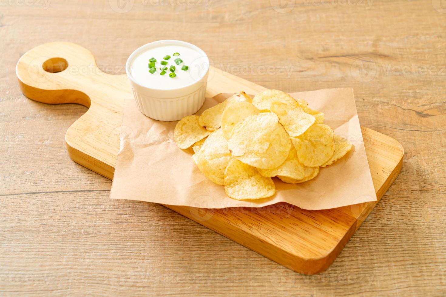 patatine fritte con salsa di panna acida foto