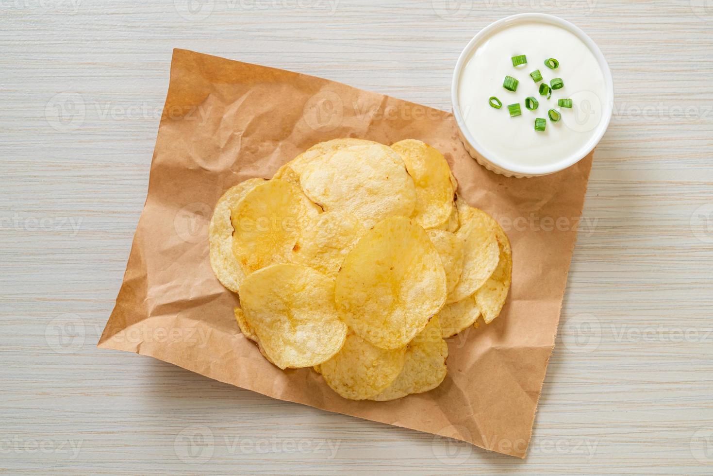 patatine fritte con salsa di panna acida foto