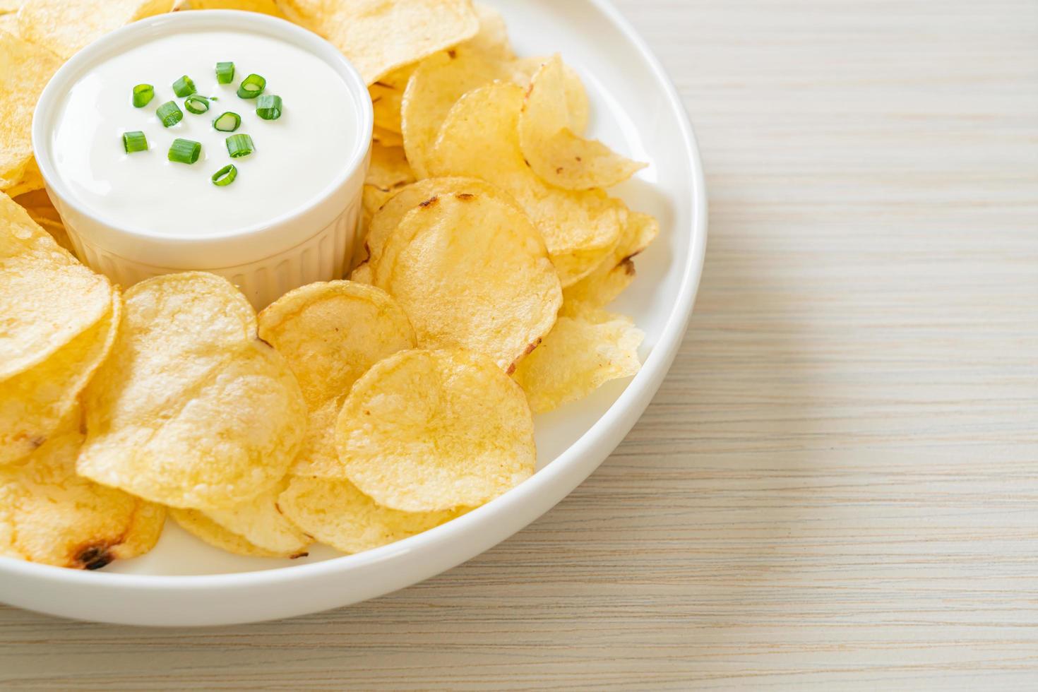 patatine fritte con salsa di panna acida foto