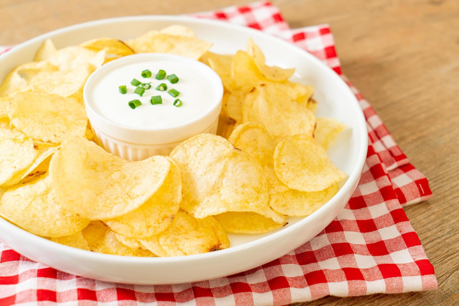 patatine fritte con salsa di panna acida foto