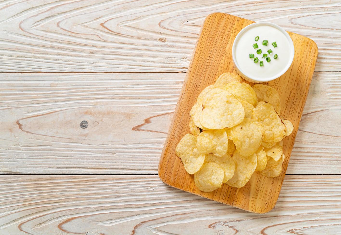 patatine fritte con salsa di panna acida foto