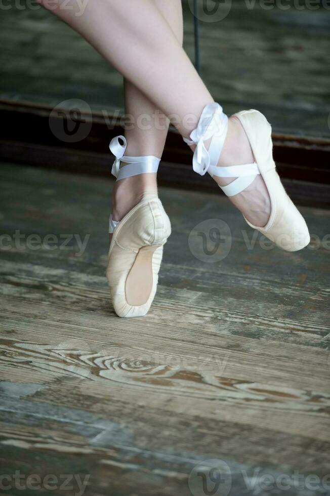 danza piedi nel balletto scarpe su di legno pavimento foto