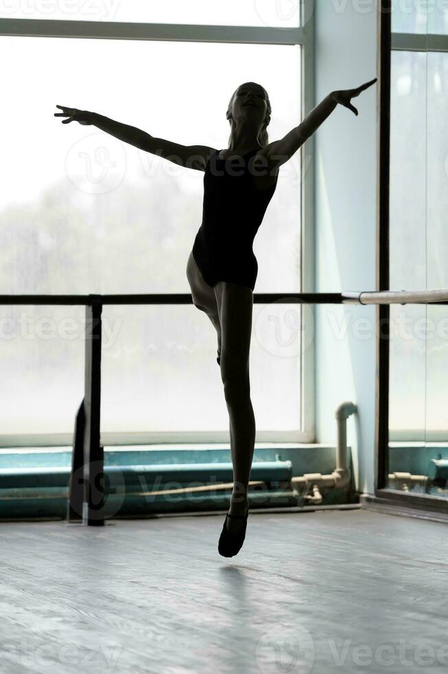 balletto ballerino nel arabesco posizione foto