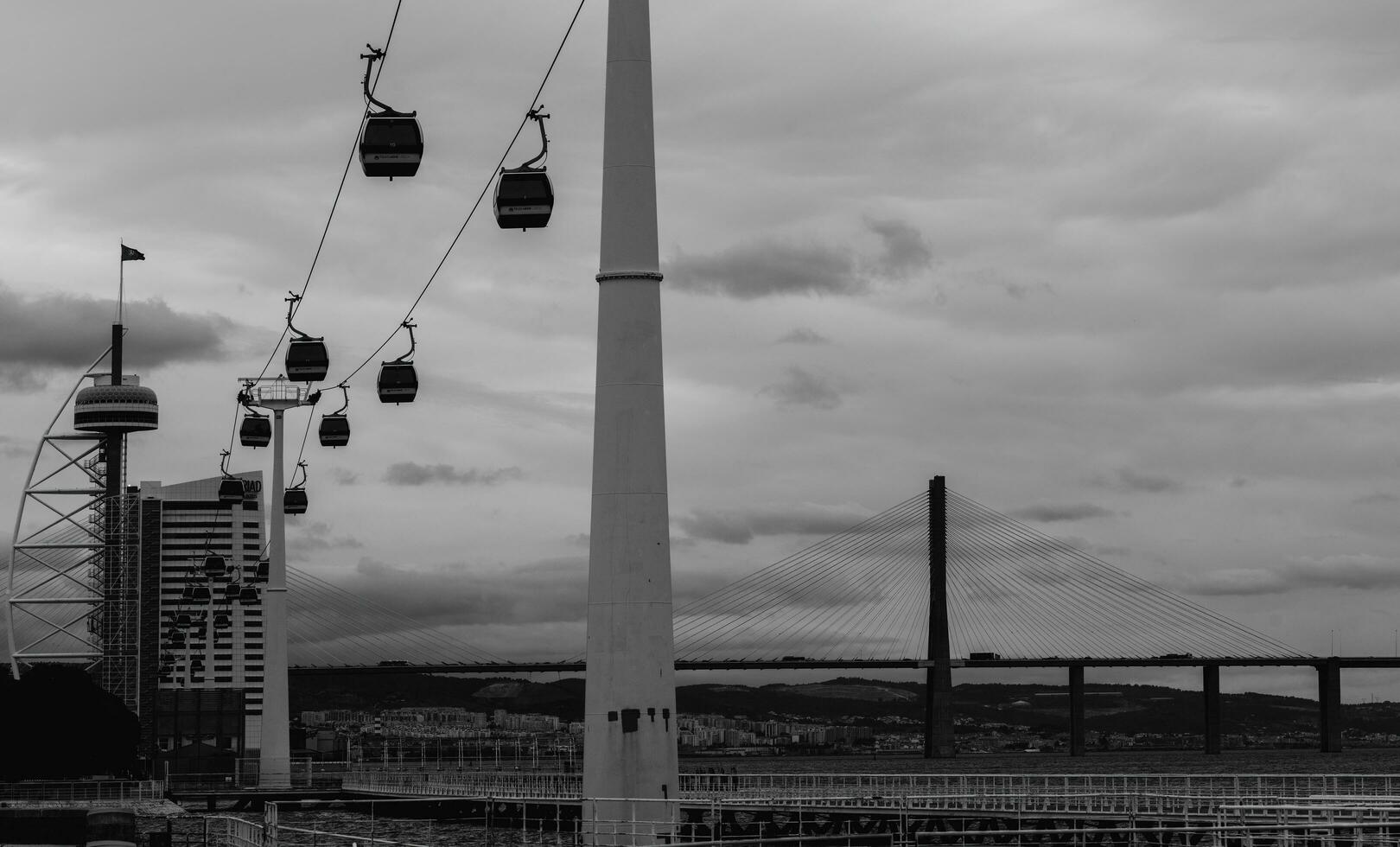 Visualizza di gondola cavalcata a parco di il nazioni nel Lisbona, Portogallo con vasco da gama ponte nel il sfondo foto