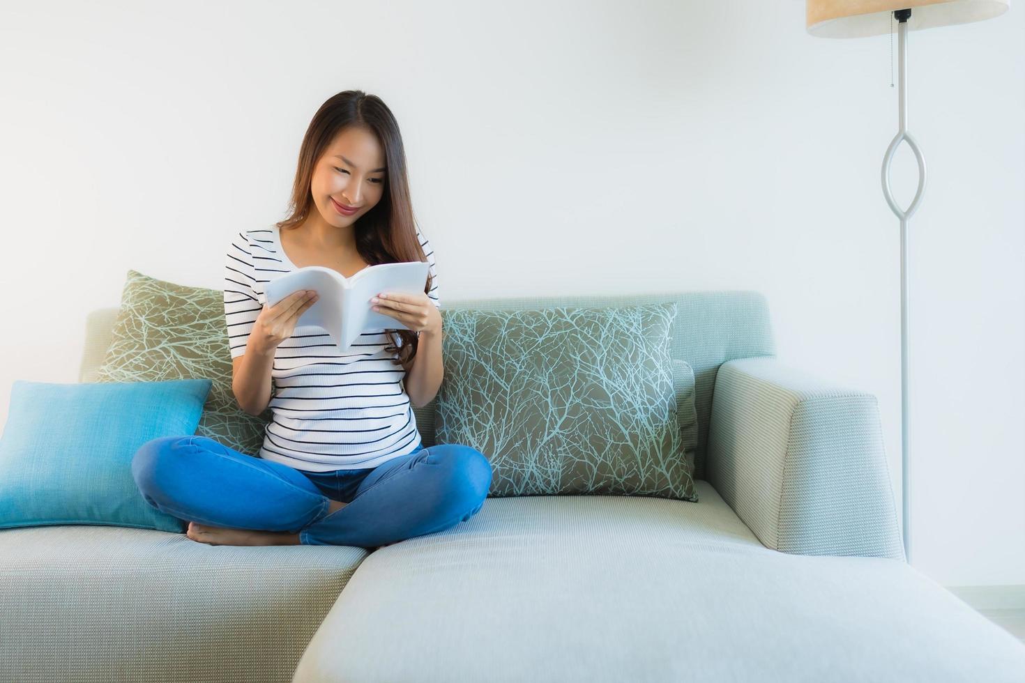 ritratto belle giovani donne asiatiche che leggono il libro con la tazza di caffè foto