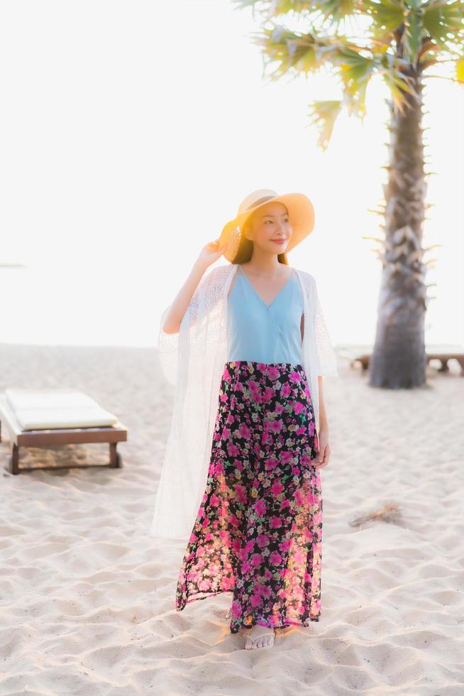 ritratto belle giovani donne asiatiche sorriso felice rilassarsi intorno alla spiaggia mare oceano foto