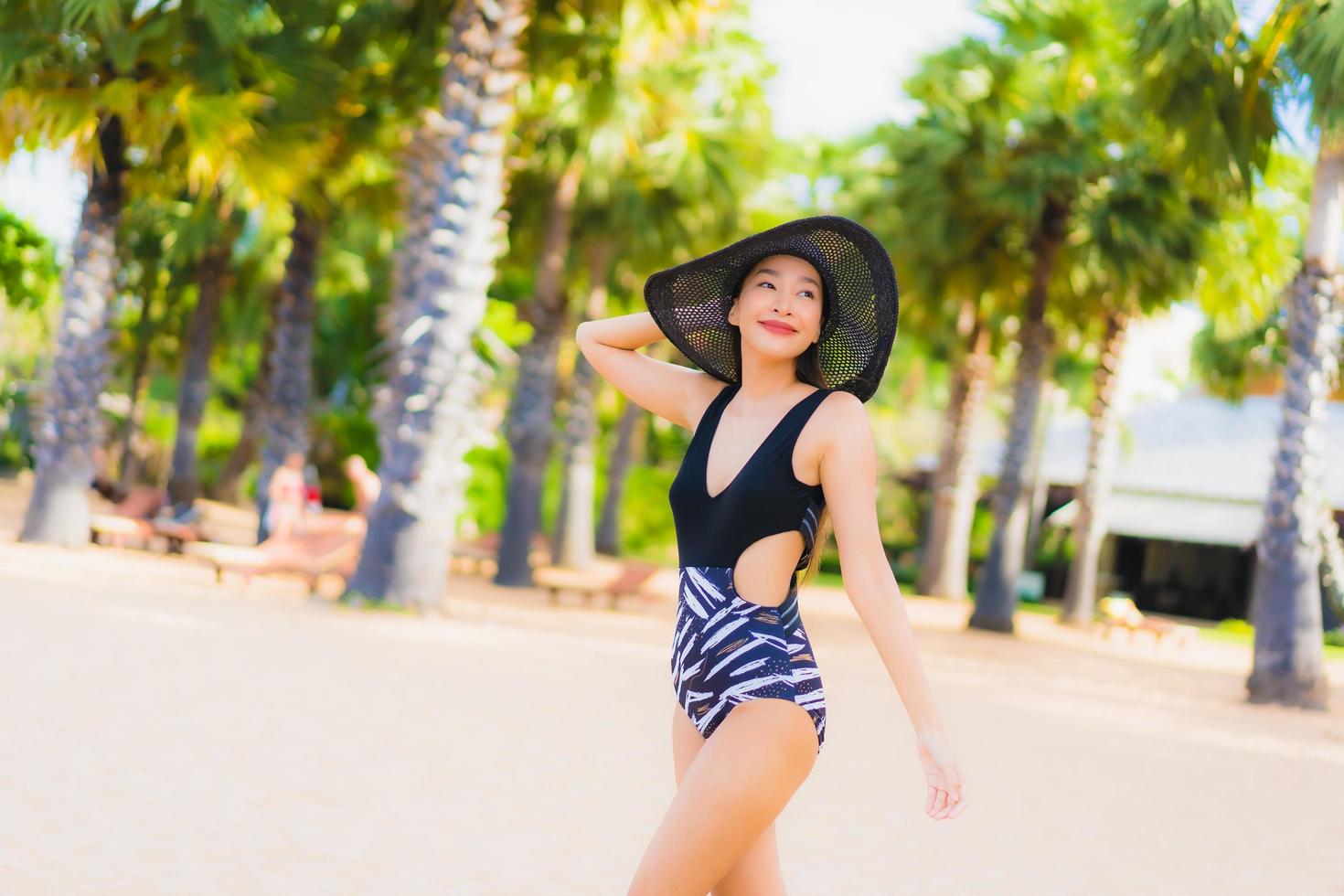 ritratto belle giovani donne asiatiche rilassarsi sorriso felice intorno al mare spiaggia ocean foto